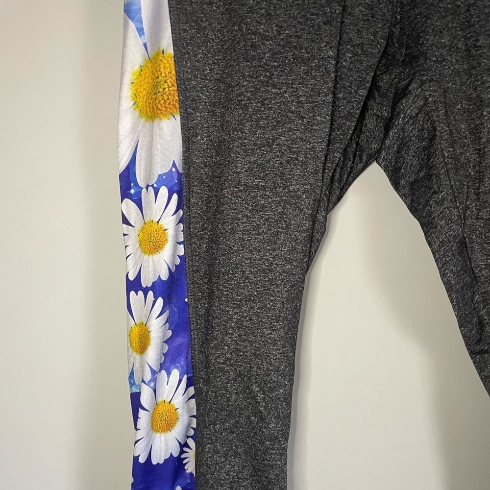 Lularoe Jade Workout Capris Daisy Patterned - Picture 2 of 11